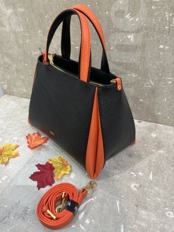 BOLSO NEGRO FUELLES NARANJA ARCADIA