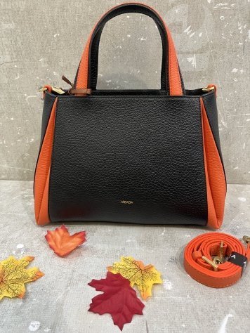 BOLSO NEGRO FUELLES NARANJA ARCADIA