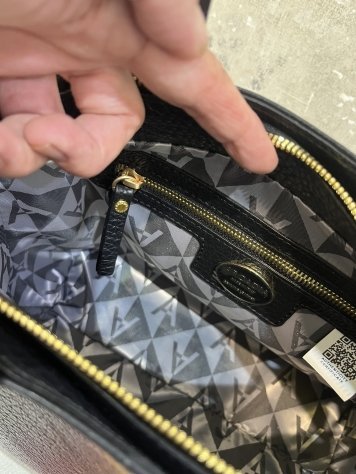 BOLSO NEGRO FUELLES NARANJA ARCADIA