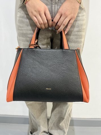 BOLSO NEGRO FUELLES NARANJA ARCADIA