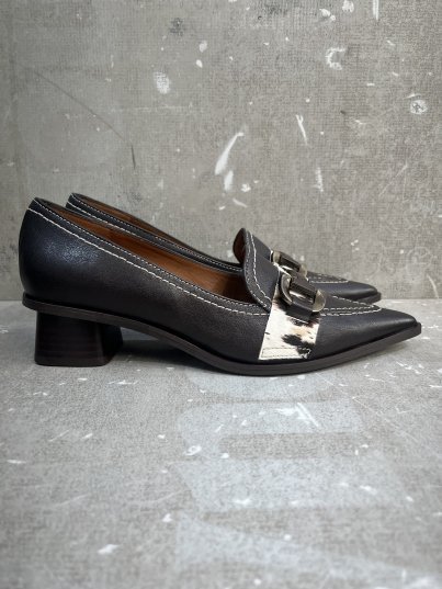 MOCASÍN PUNTA FINA CHOCOLATE DETALLE PONY