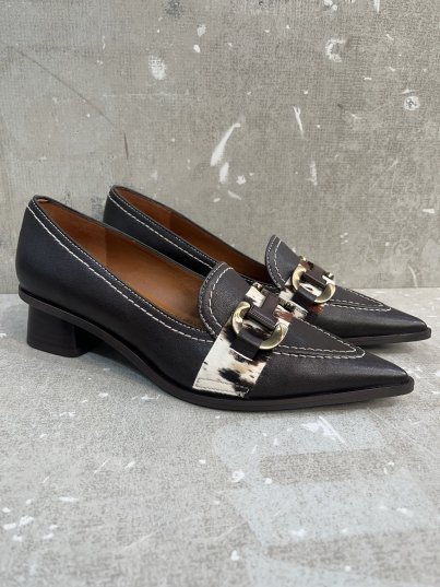 MOCASÍN PUNTA FINA CHOCOLATE DETALLE PONY