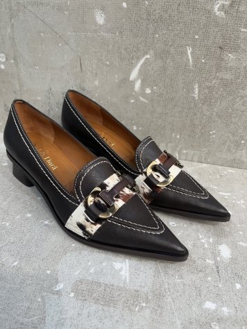 MOCASÍN PUNTA FINA CHOCOLATE DETALLE PONY