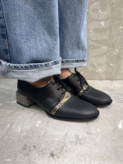 ZAPATO NEGRO DETALLE BRONCE