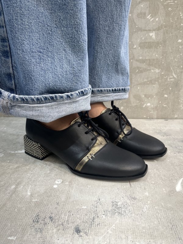 ZAPATO NEGRO DETALLE BRONCE