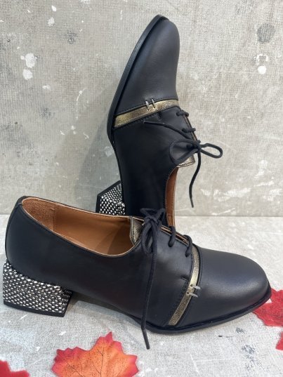 ZAPATO NEGRO DETALLE BRONCE