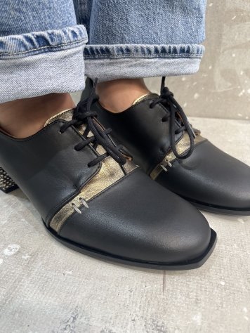 ZAPATO NEGRO DETALLE BRONCE