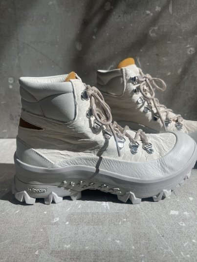 BOTA ESTILO MONTAÑA BLANCA