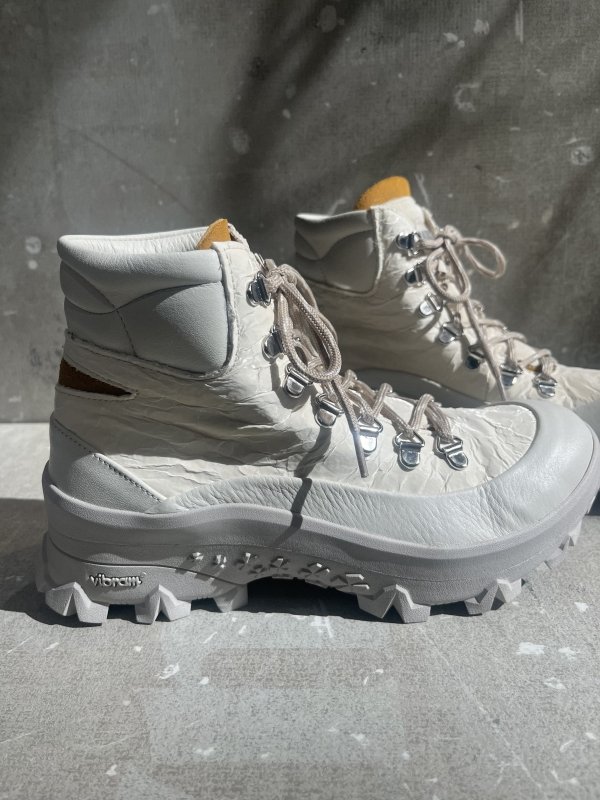 BOTA ESTILO MONTAÑA BLANCA