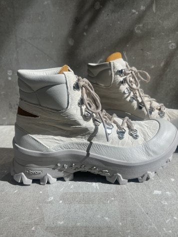 BOTA ESTILO MONTAÑA BLANCA