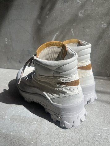 BOTA ESTILO MONTAÑA BLANCA