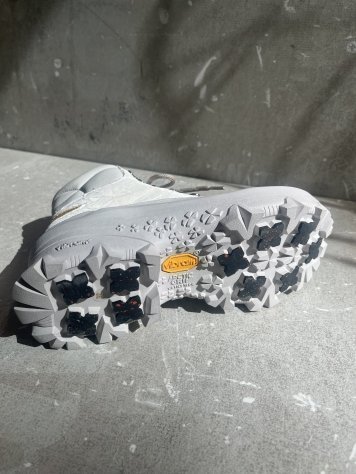 BOTA ESTILO MONTAÑA BLANCA