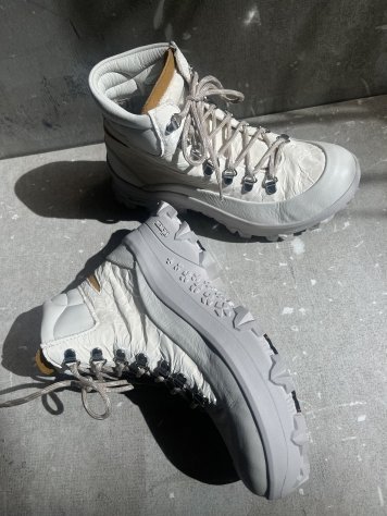 BOTA ESTILO MONTAÑA BLANCA