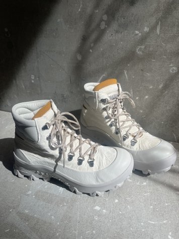 BOTA ESTILO MONTAÑA BLANCA