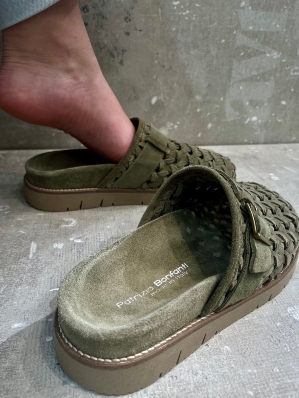 ZUECO ANTE VERDE TRENZADO