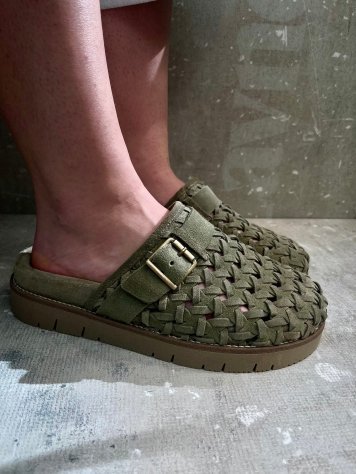 ZUECO ANTE VERDE TRENZADO
