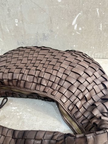 11R11 BOLSO TRENZADO CAFÉ
