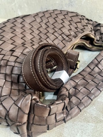11R11 BOLSO TRENZADO CAFÉ