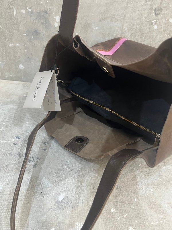BOLSO MARRÓN DETALLE MALVA