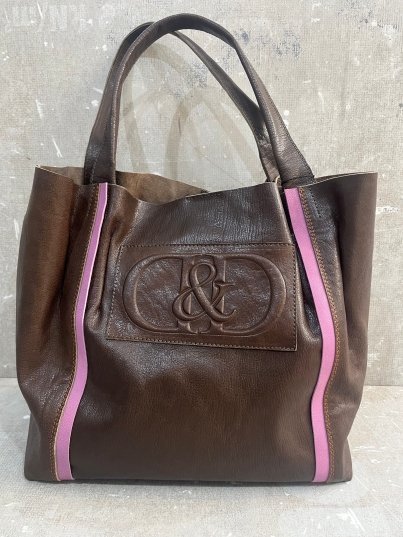 BOLSO MARRÓN DETALLE MALVA